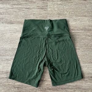 ARITZIA GREEN BIKER SHORTS! Size small! 7”! Great condition very minimal wear